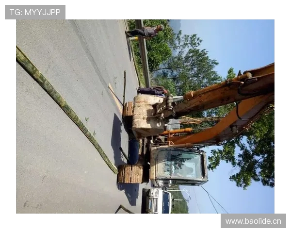 挖掘机边防公路维护保障作业